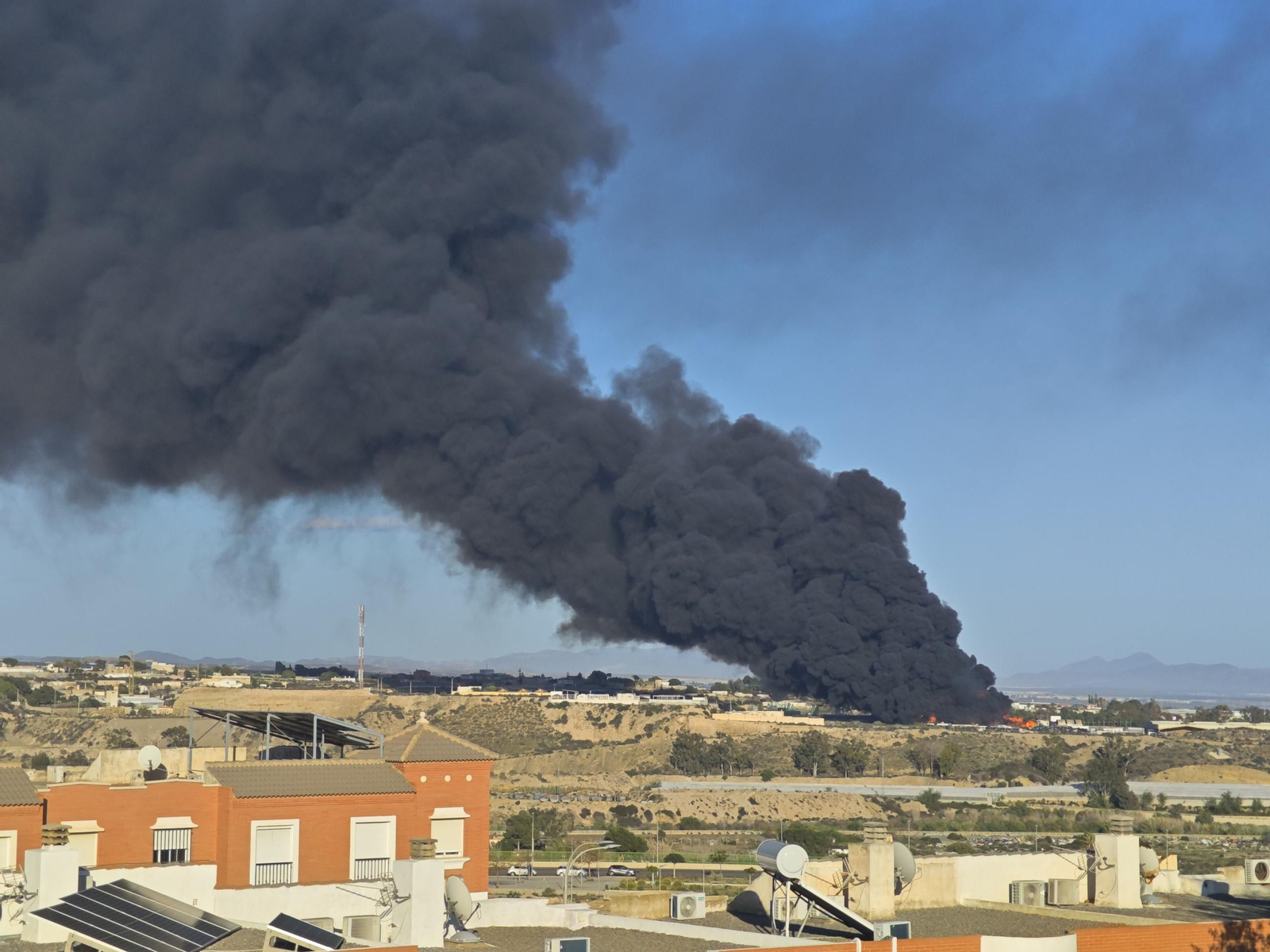 Las imágenes del incendio de la planta de reciclaje en Almería