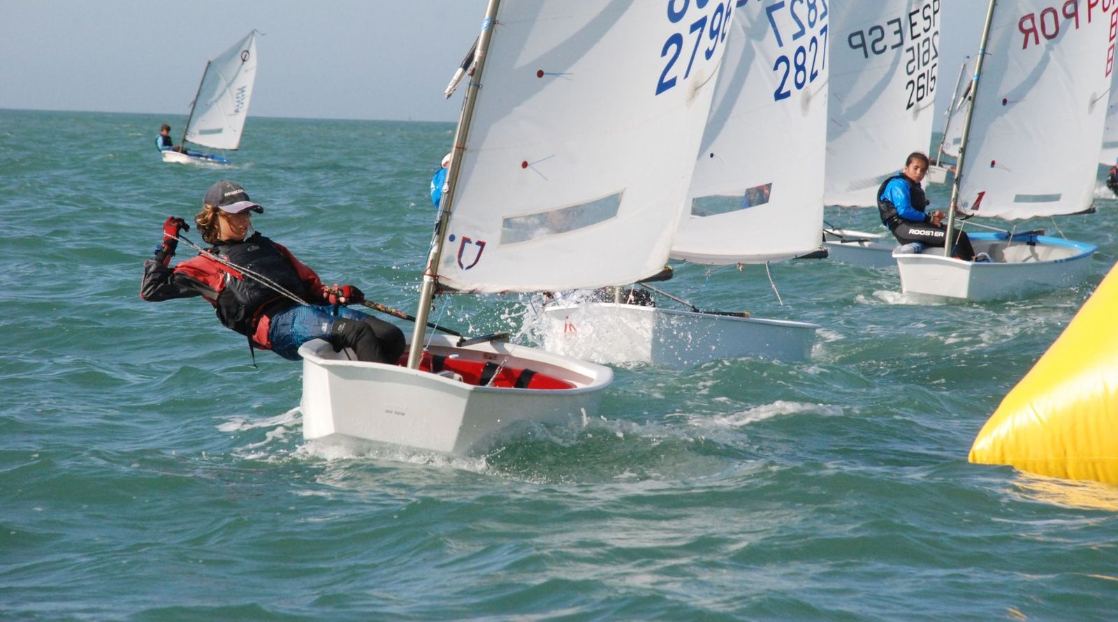 Uno de los participantes, a punto de virar en una de las boyas del recorrido.