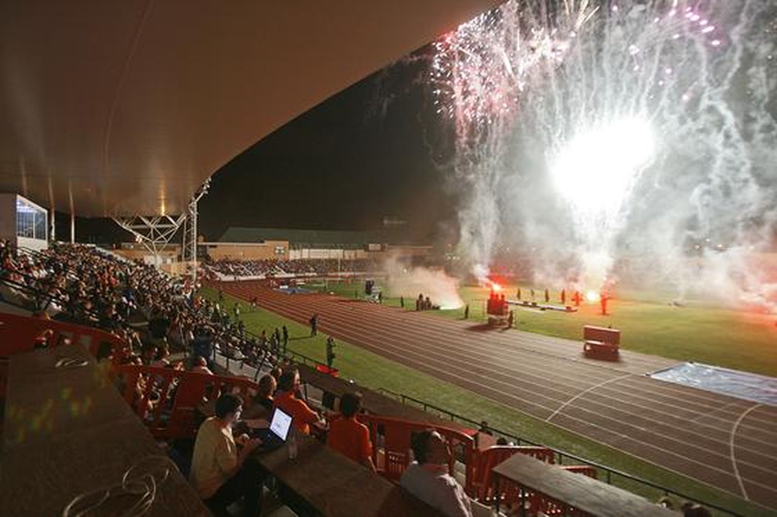 Luz y color en Bahía Sur en la ceremonia de apertura de los XIV Juegos Iberoamericanos San Fernando 2010. 

Foto: Elias Pimentel y Joaquin Pino