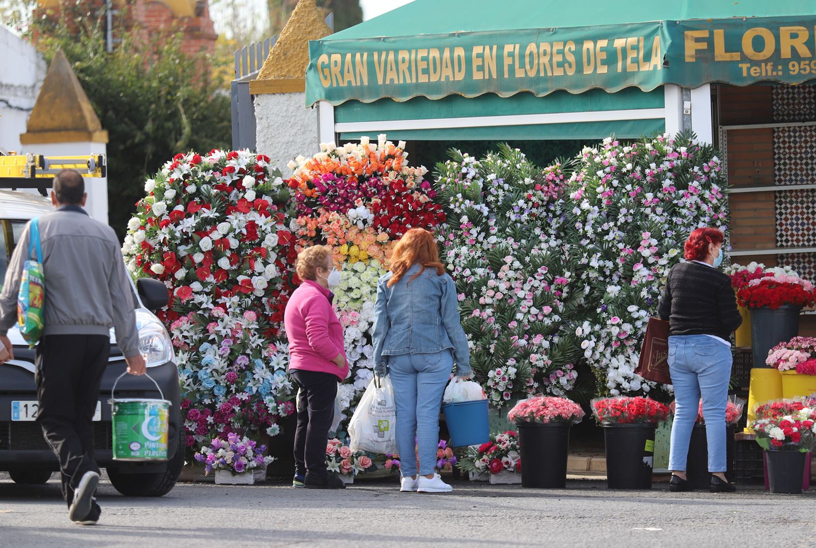 Imágenes de los preparativos en el cementerio de Huelva con motivo de la festividad de Todos los Santos