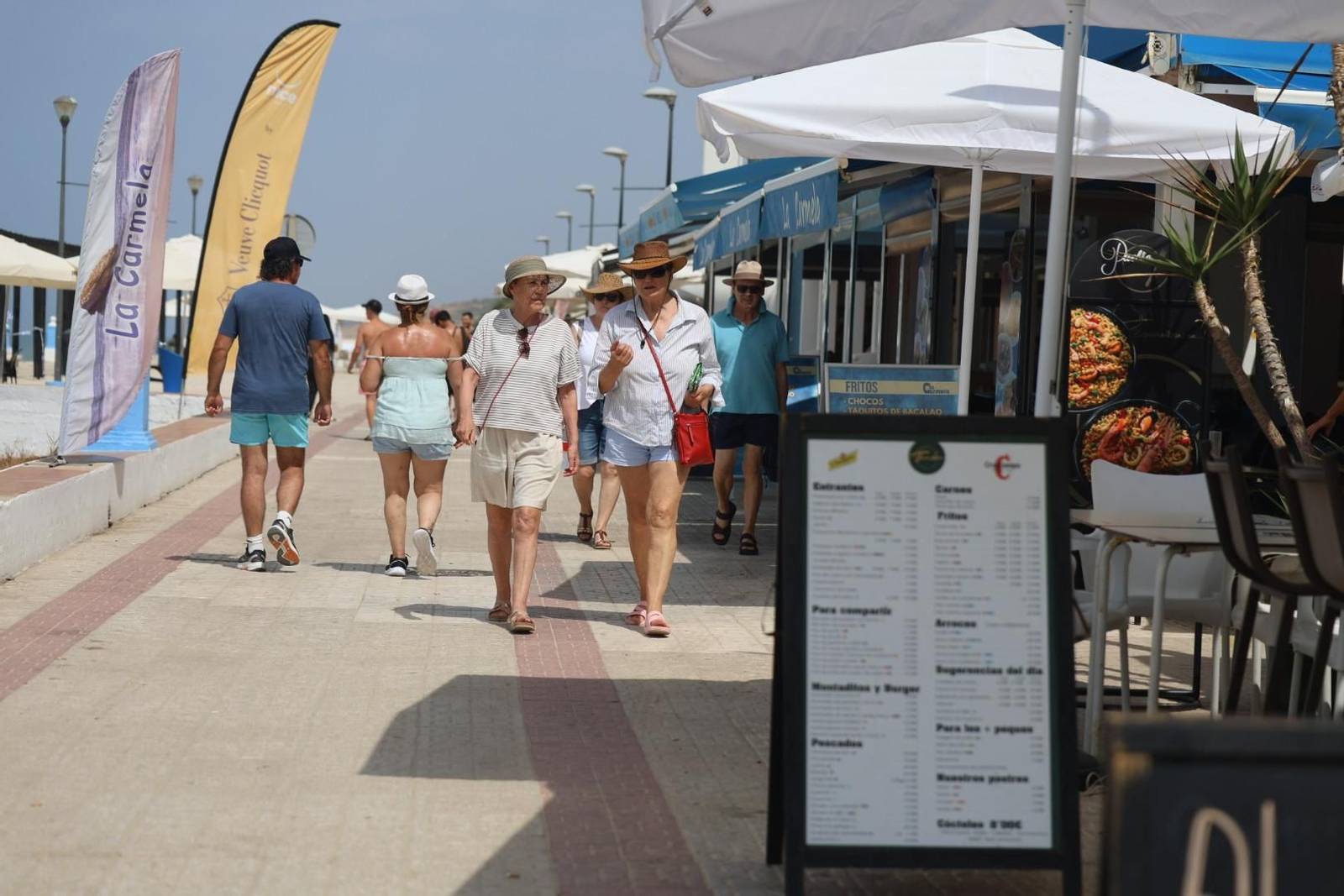 Imágenes del ambiente en las playas de Huelva