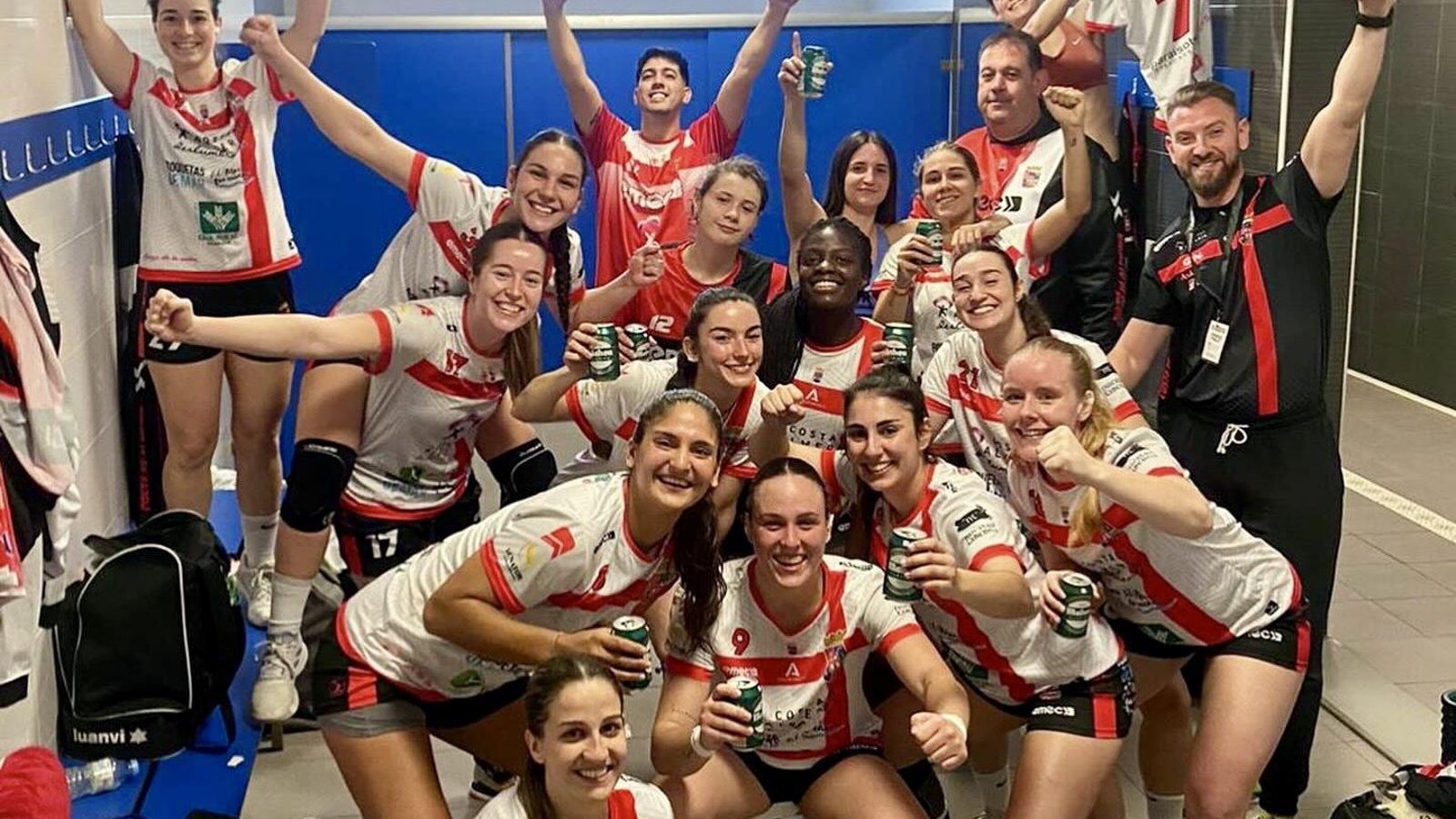 Las roqueteras celebran su permanencia en el vestuario al término del partido.