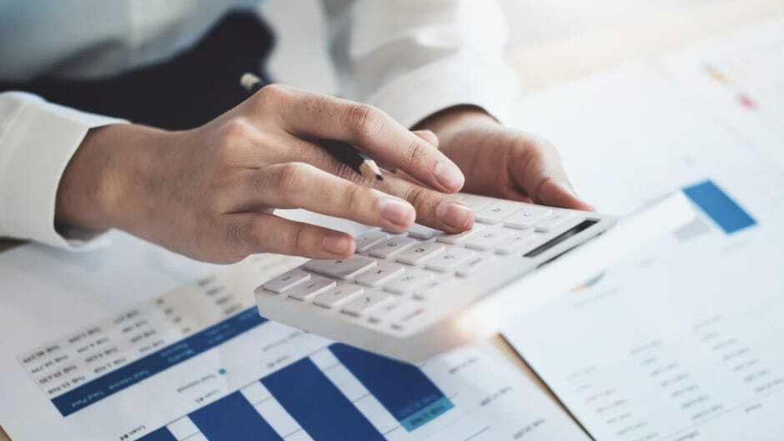 Imagen de archivo de una persona usando una calculadora.