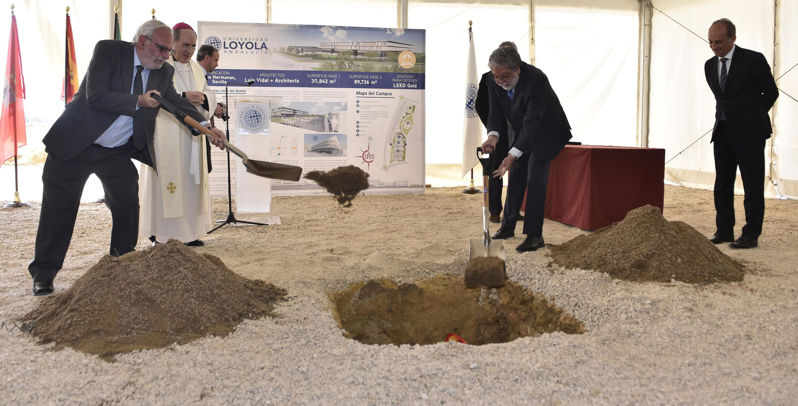 El presidente de la fundación, el arzobispo y el alcalde en el acto de ayer.