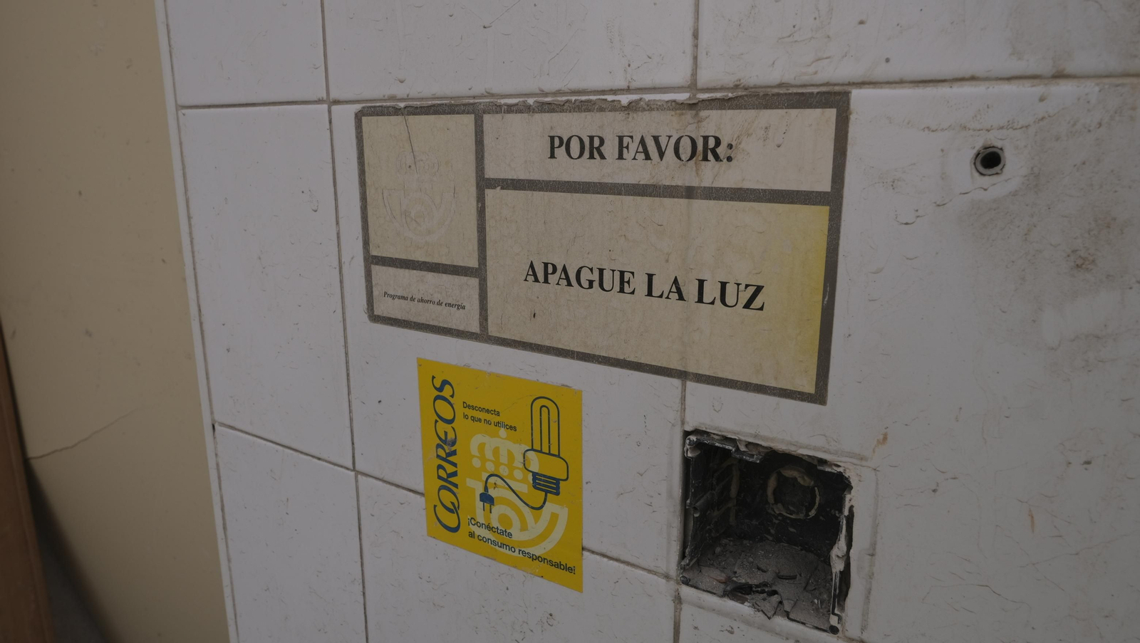 Las mejores imágenes del derribo de la oficina central de Correos en Almería