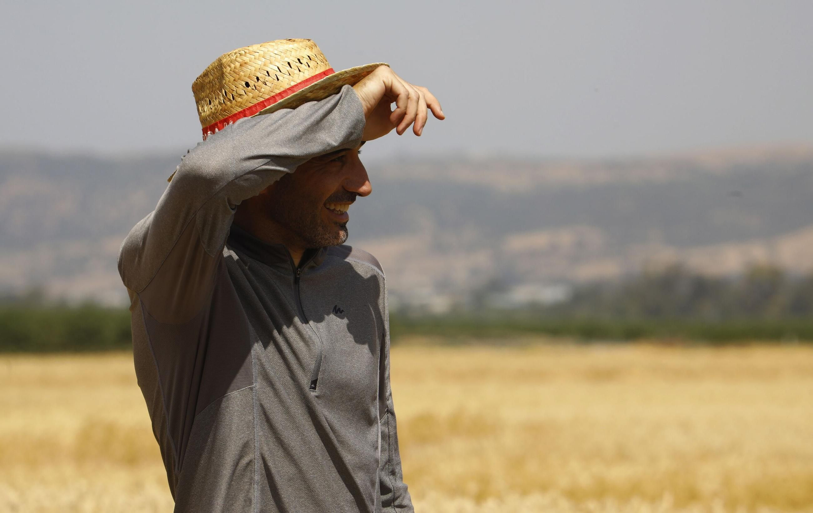 Imagen de archivo de un agricultor en plena ola de calor.