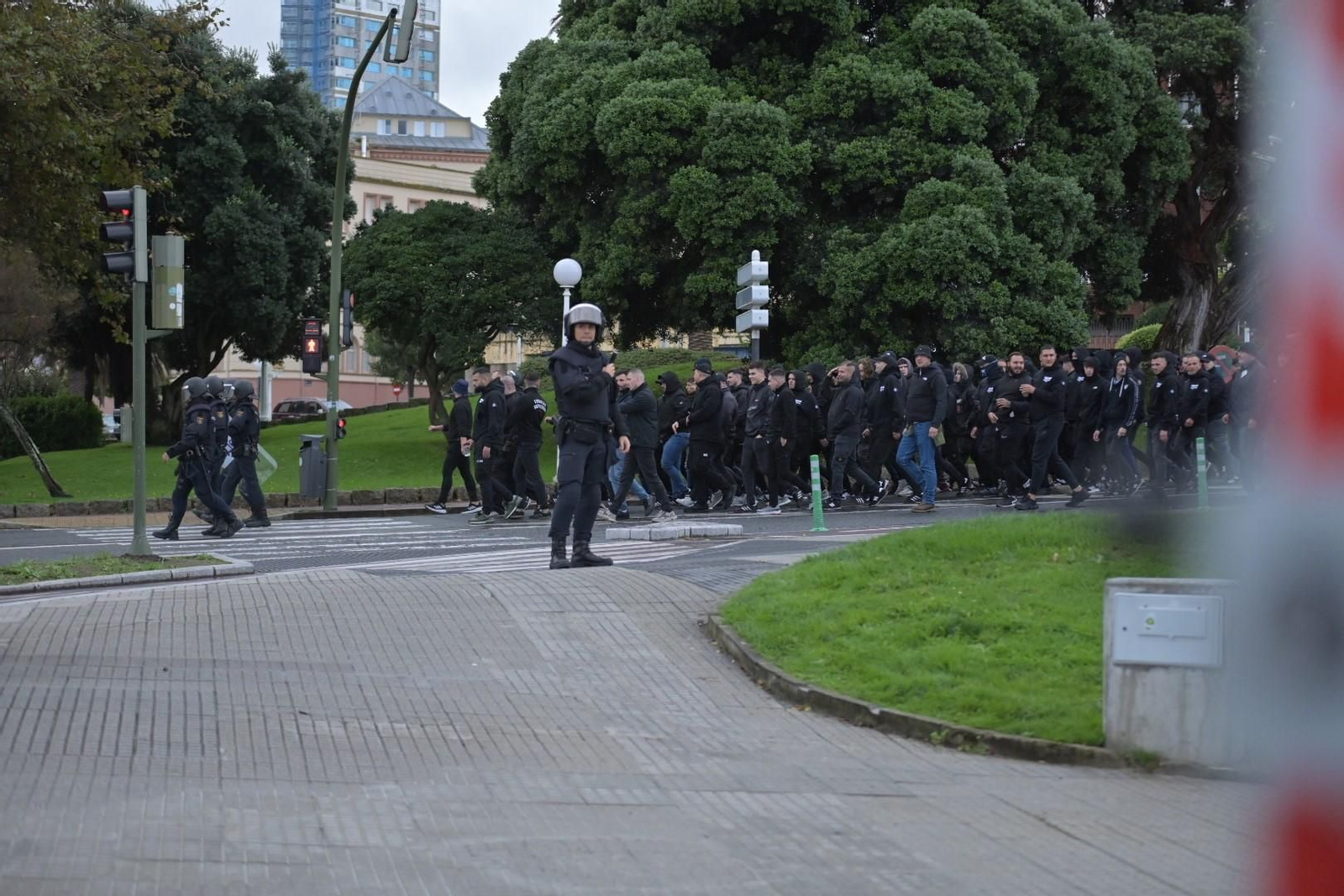 La Policía, con aficionados del Málaga CF. La Policía, con aficionados del Málaga CF.