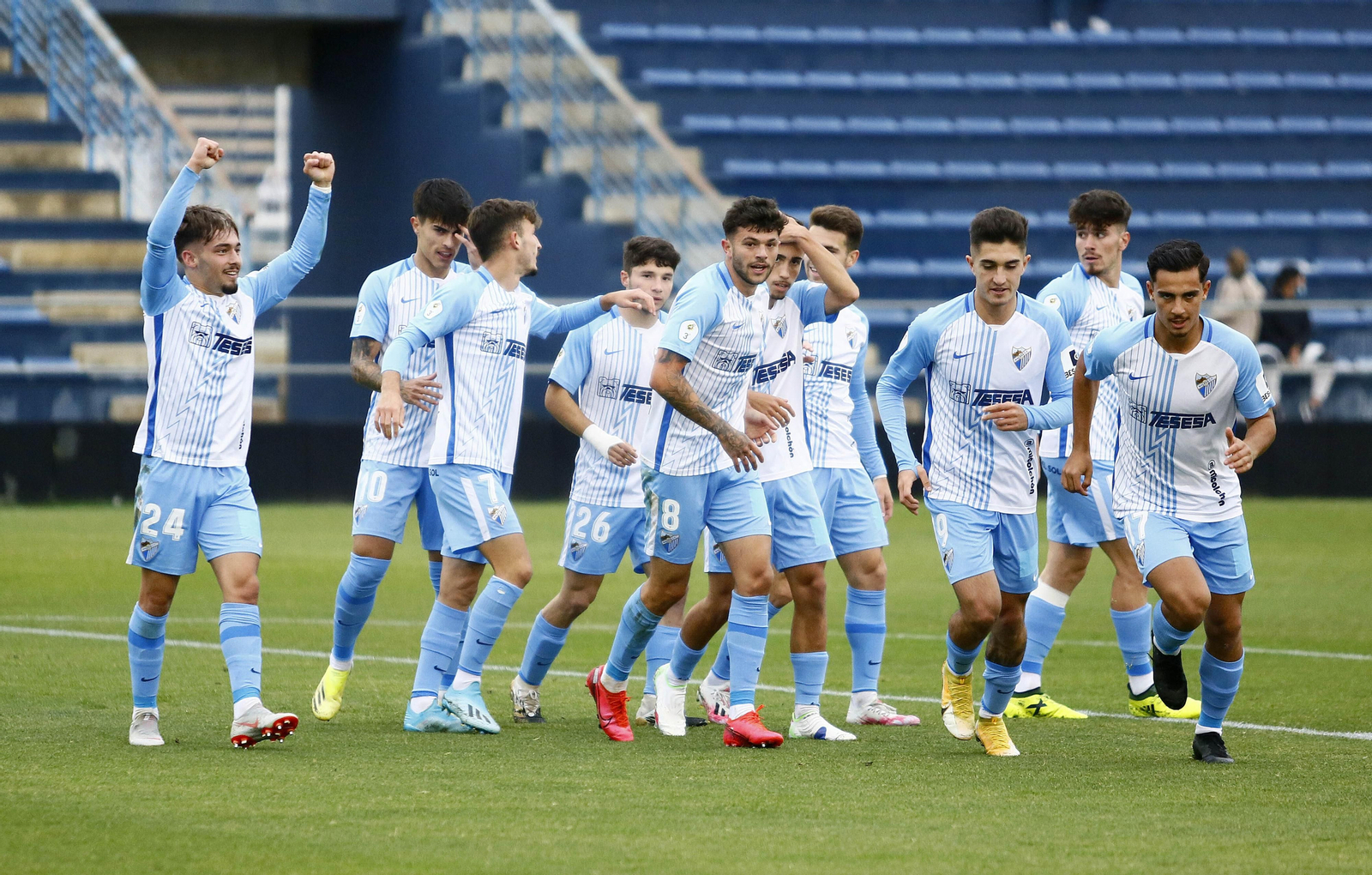Los jugadores del Malagueño celebran el 1-0 al Torreperogil