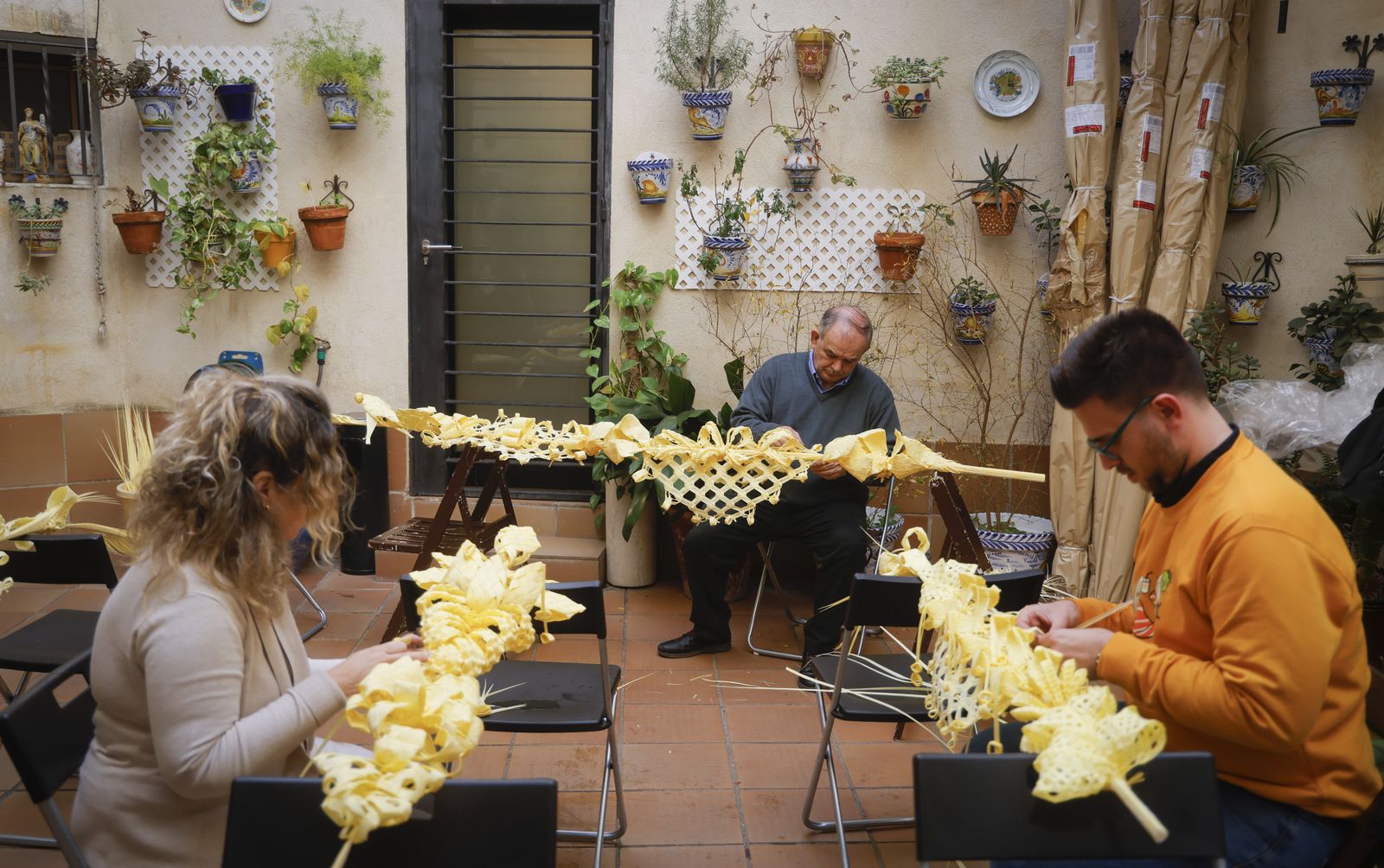 La elaboración de palmas rizadas en la Divina Pastora, todas las imágenes