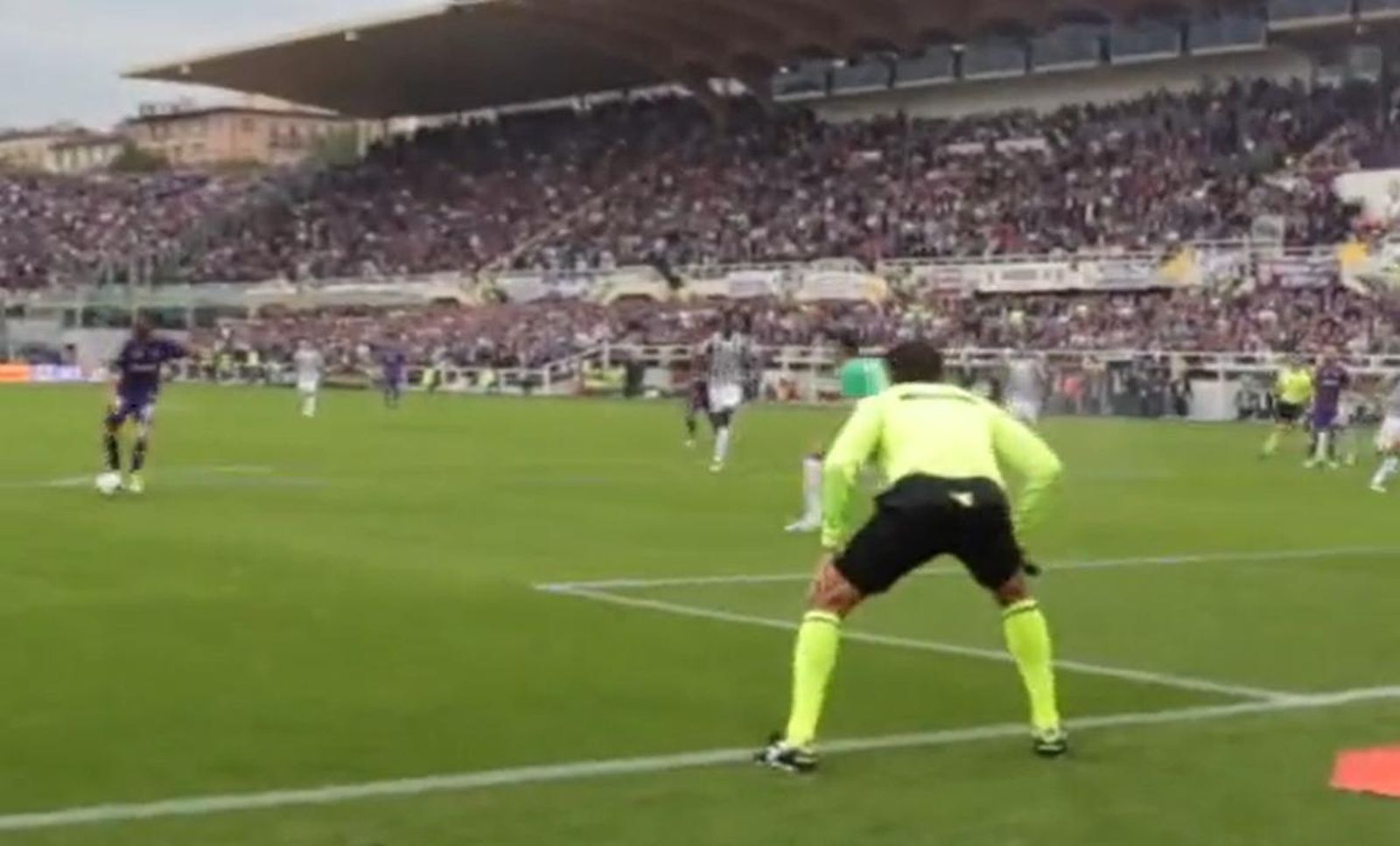 Joaquín dispara para marcarle el gol a la Juventus.