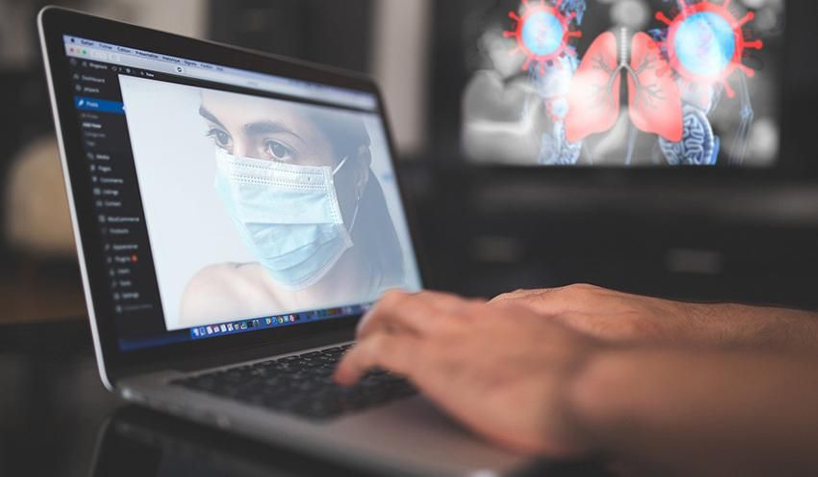 Usuario consultando información en Internet sobre el Coronavirus.