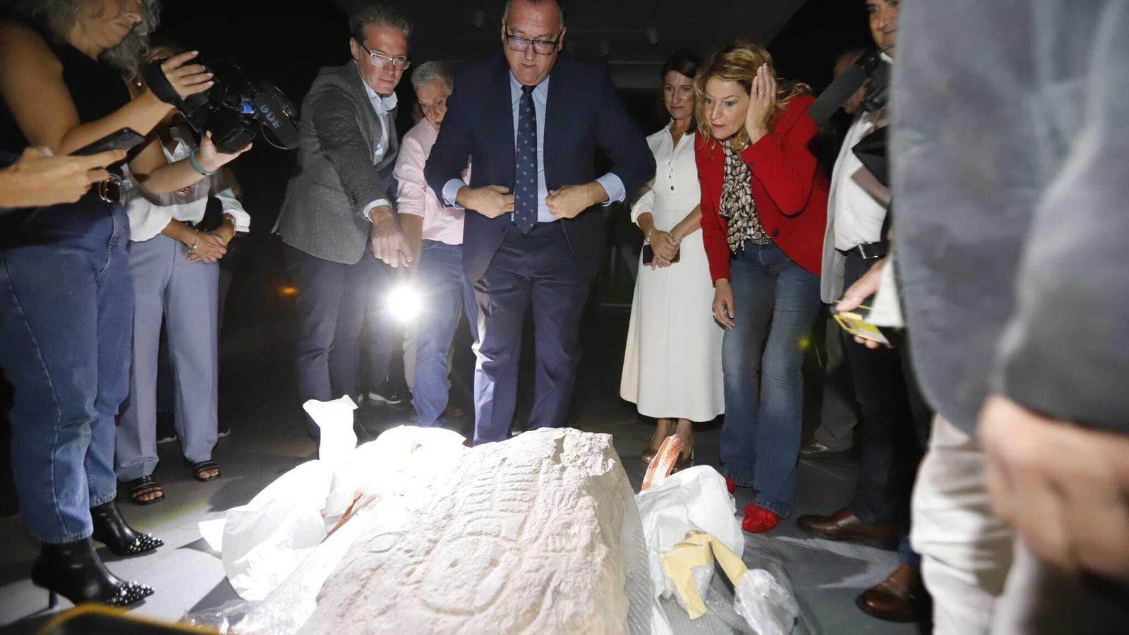 El consejero de Turismo con la tercera estela diademada de Cañaveral de León