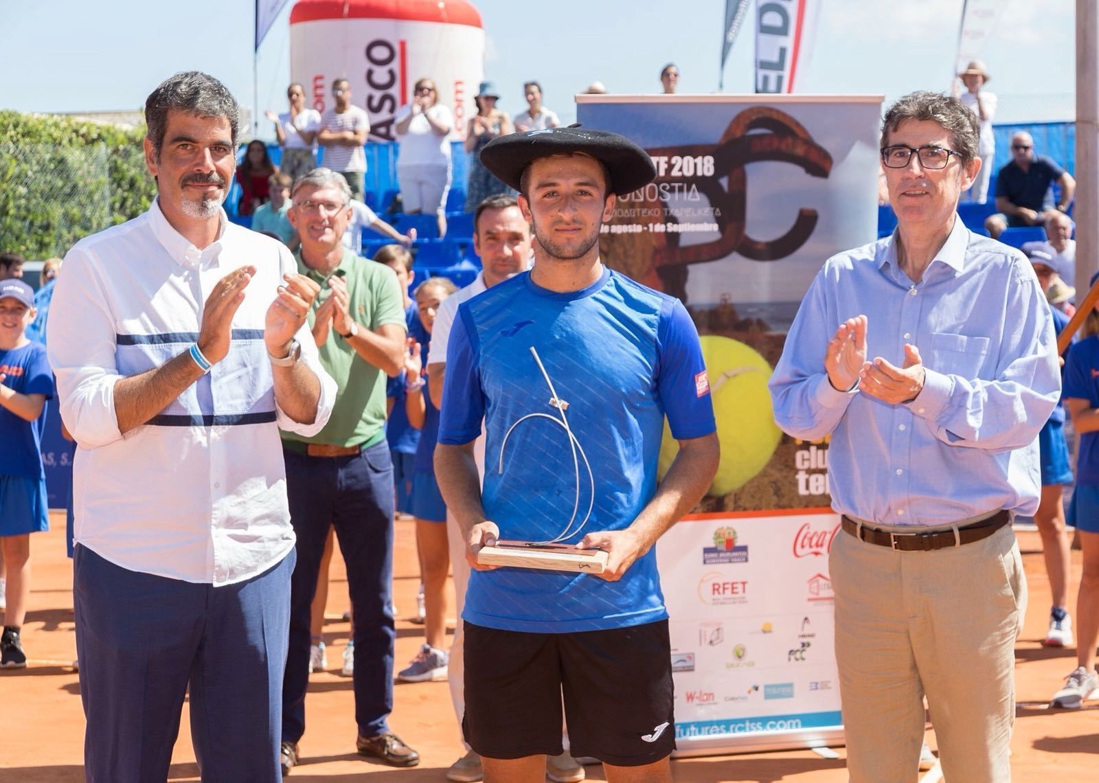 Javi Barranco posa con el trofeo y la tradicional txapela vasca tras ganar el torneo de San Sebastián.