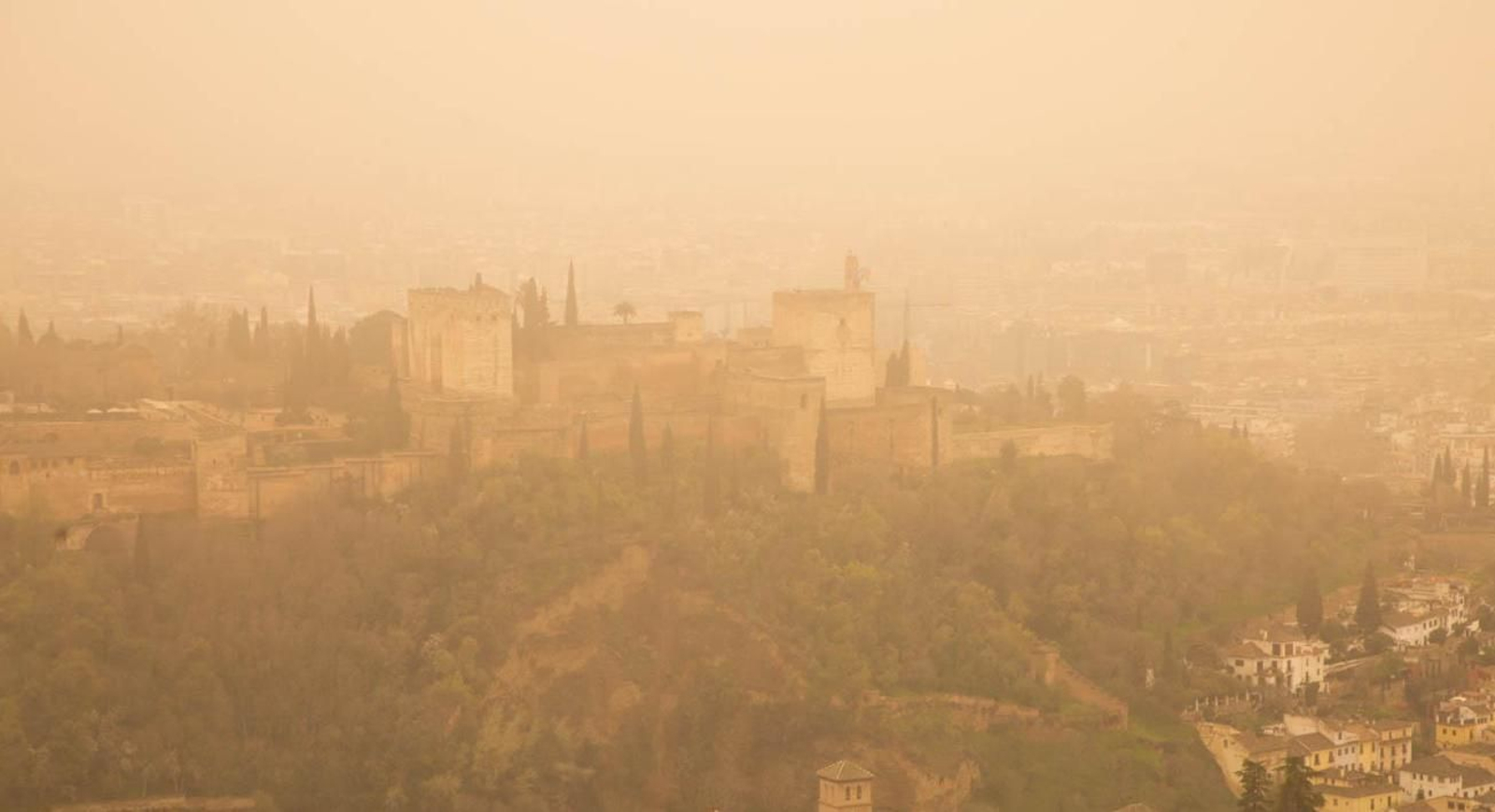 La Alhambra tras la calima