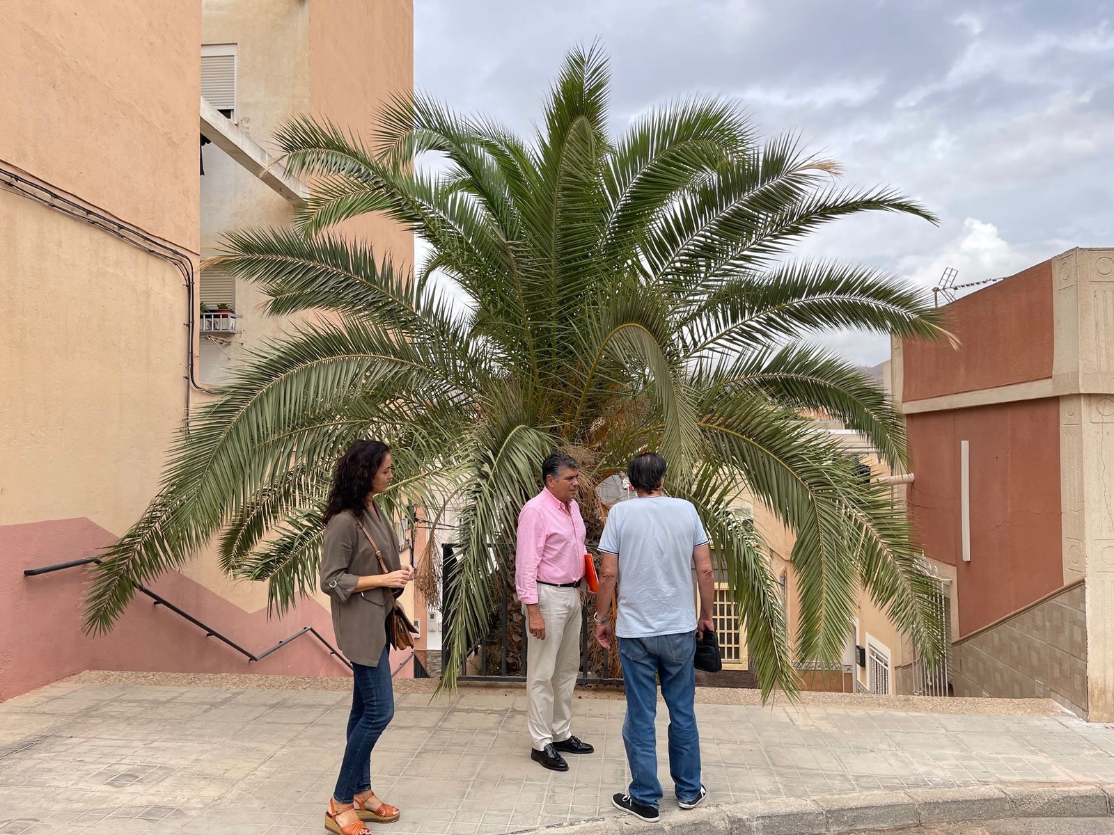Miguel Cazorla conversa con un vecino de Colonia Araceli