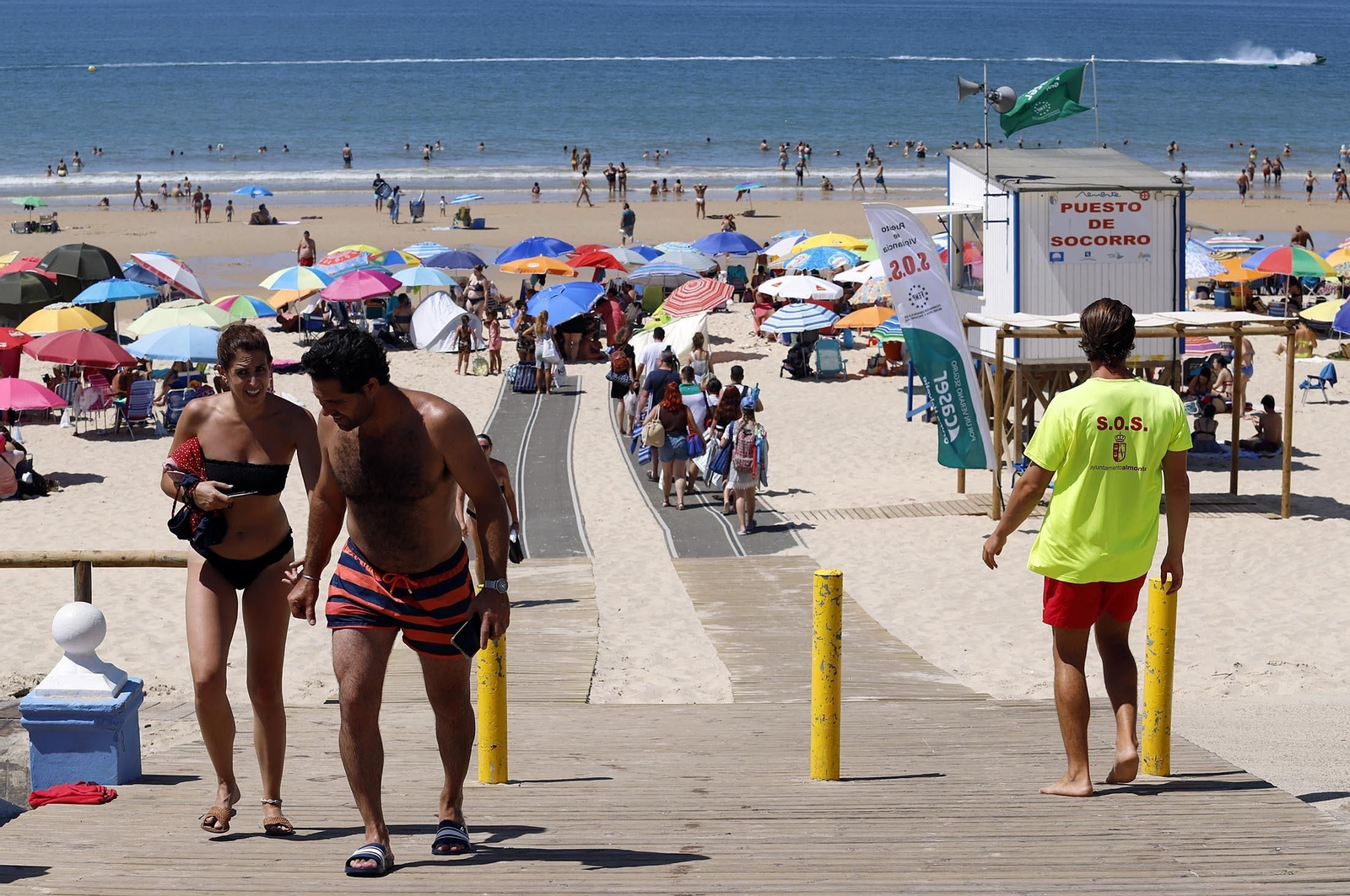 Imágenes de la playa de Matalascañas en un domingo caluroso