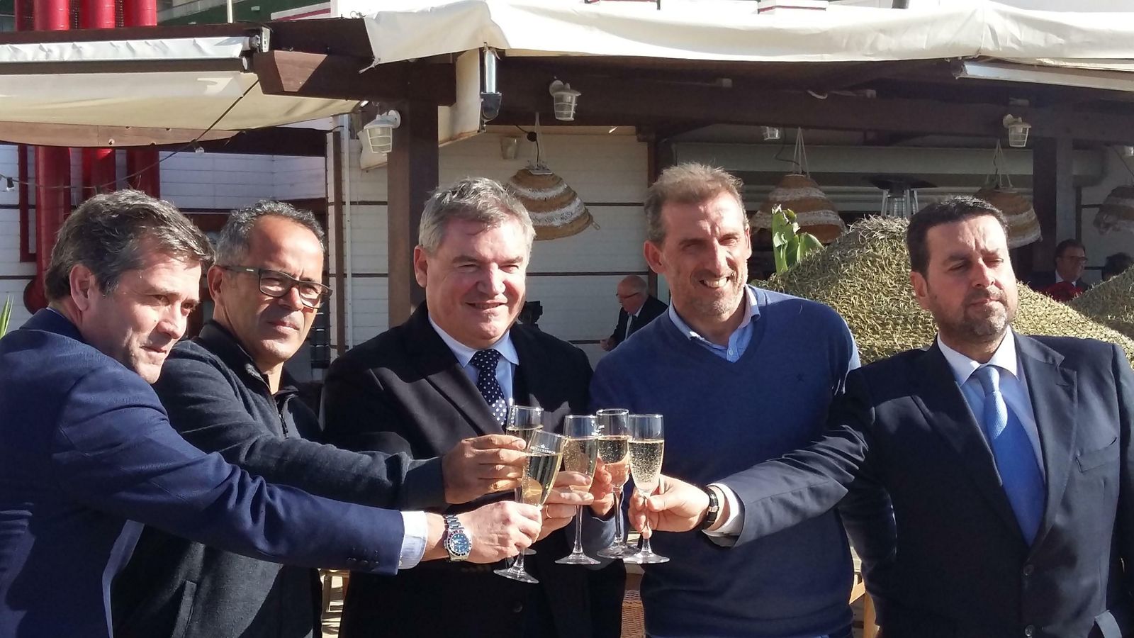 Los tres consejeros del Cádiz CF SAD brindan con el entrenador y el director deportivo.