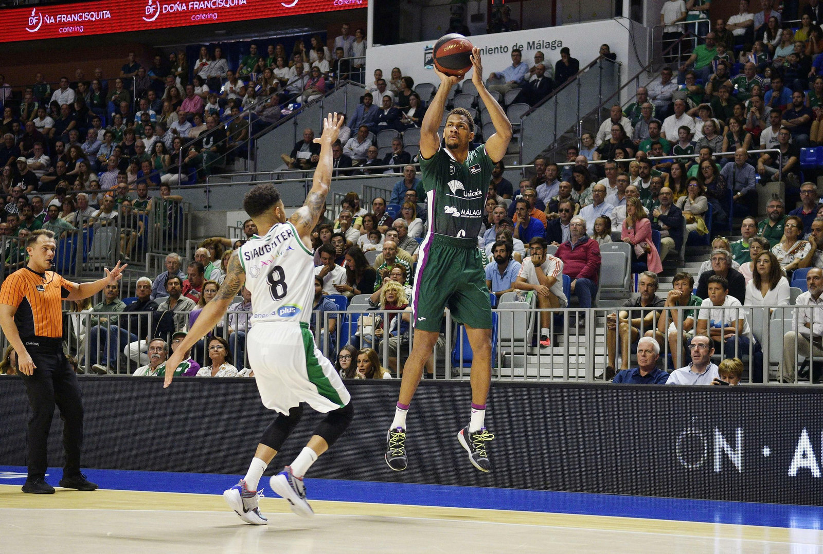Toupane lanza a canasta.