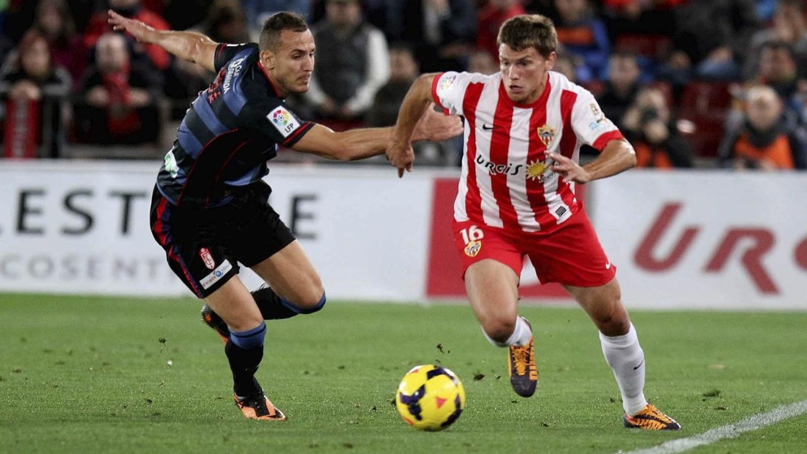Dubarbier, en un duelo en Primera contra el Granada. Dubarbier, en un duelo en Primera contra el Granada.