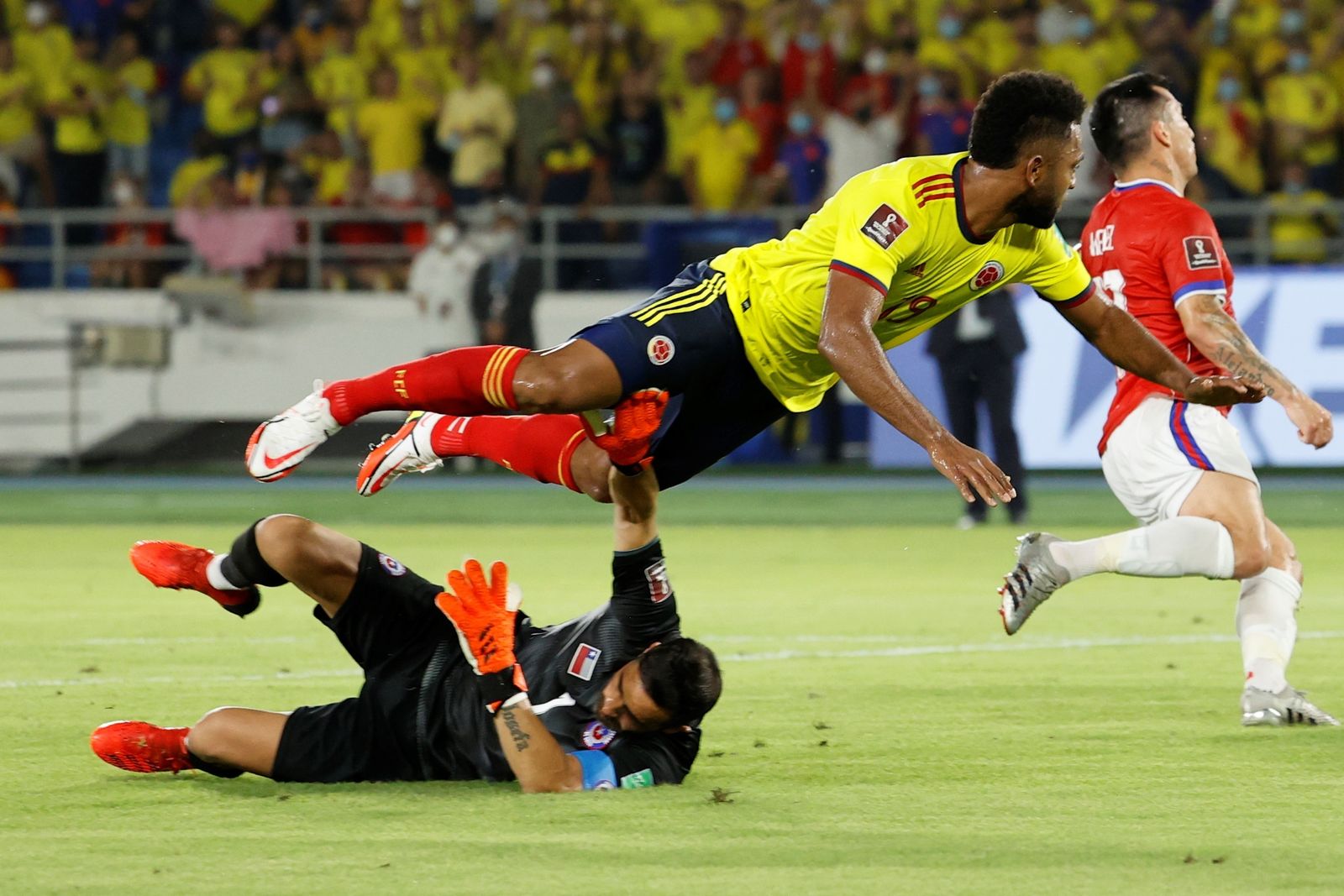 Claudio Bravo se lanza ante Miguel Borja.