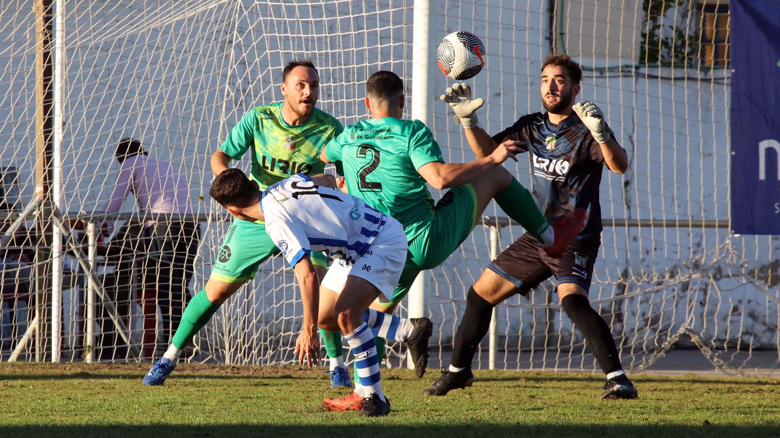 David Pulido, meta del Guada, se dispone a atrapar un balón.