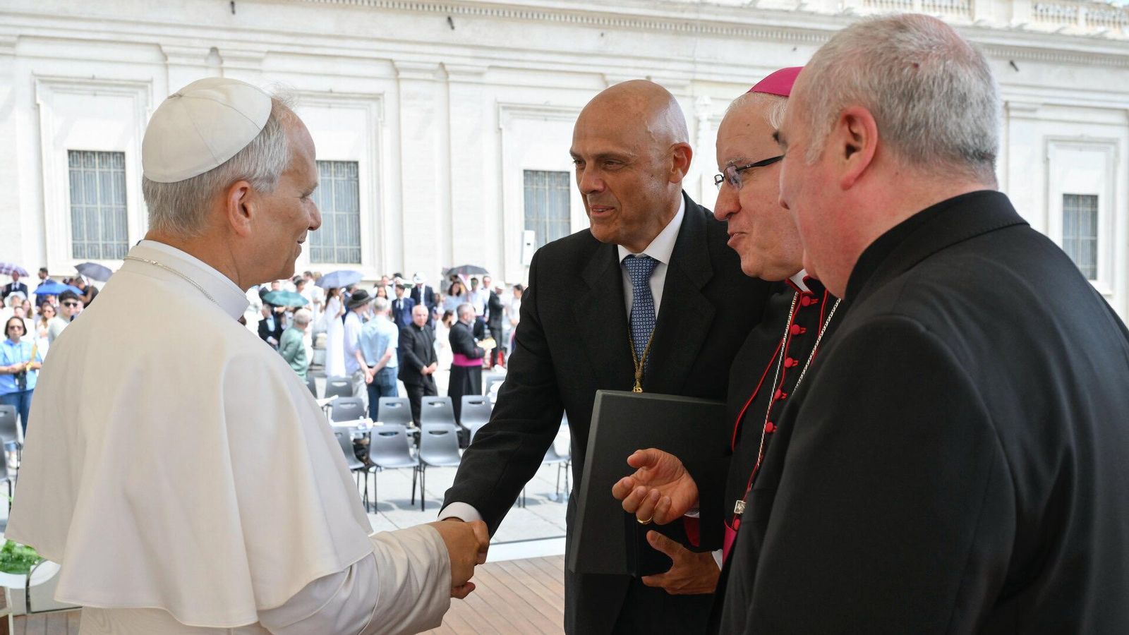 Sergio Sopeña, hermano mayor, tiende la mano al papa León XIV