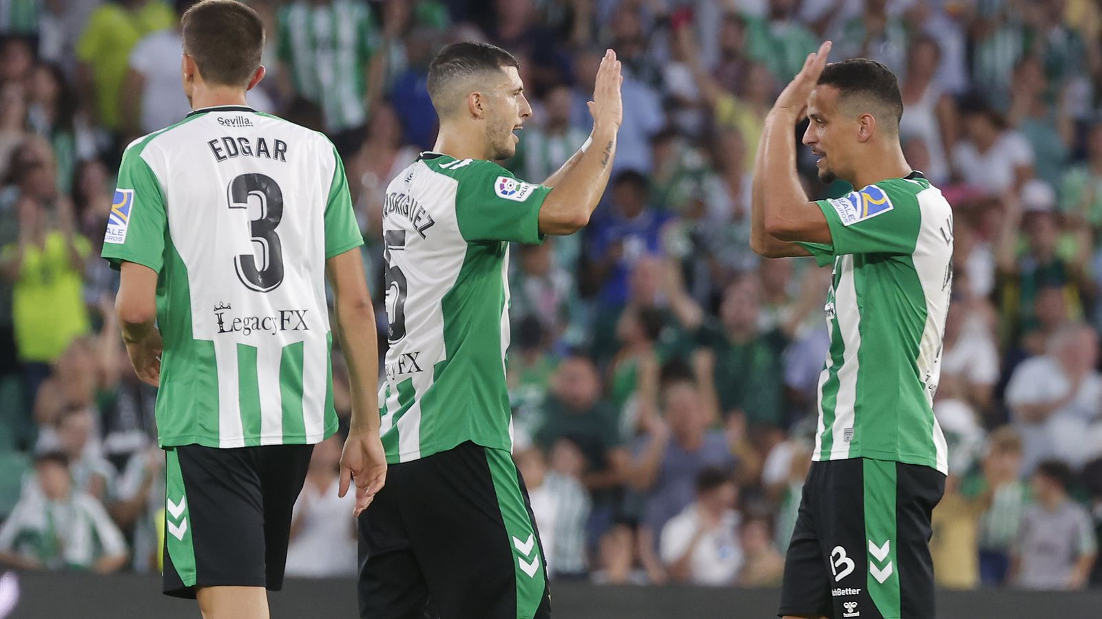 Guido Rodríguez y Luiz Felipe se felicitan por el triunfo al final del partido.
