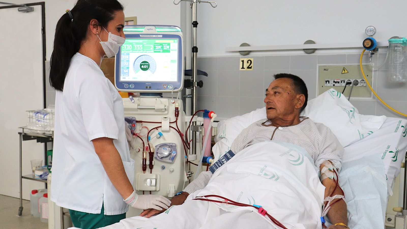 Un paciente en diálisis en el hospital Juan Ramón Jiménez de Huelva.