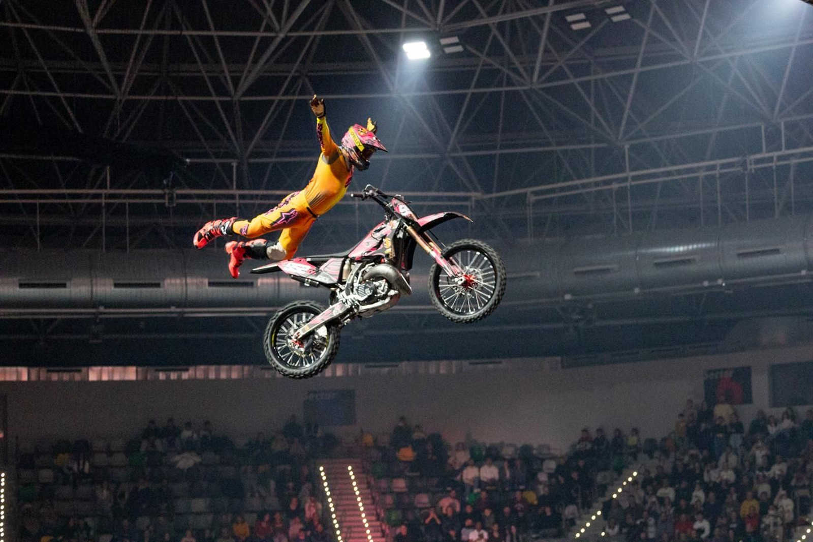 En imágenes: el Soloflow Freestyle enamora en Jaén con acrobacias y espectáculo en estado puro