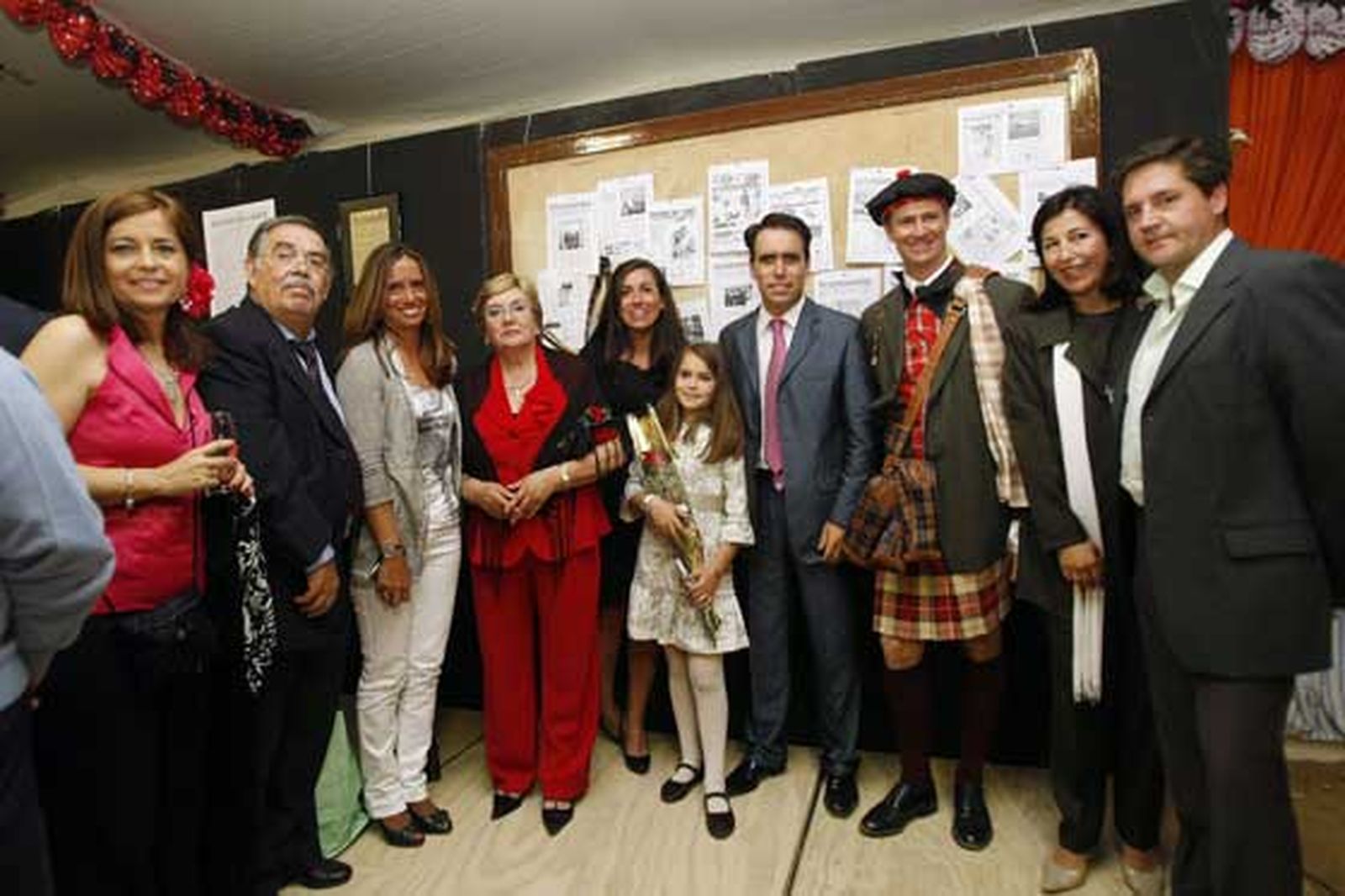 Parte de la familia Navas, tras el pregón, junto a la periodista Tily Santiago y su esposo, José Ramón Invernón.

Foto: Fito Carreto y Andrés Mora