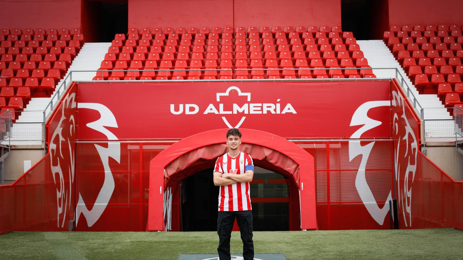 Juanjo Linares, futbolista del Juvenil A rojiblanco, con el túnel de vestuarios del Power Horse Stadium de fondo.