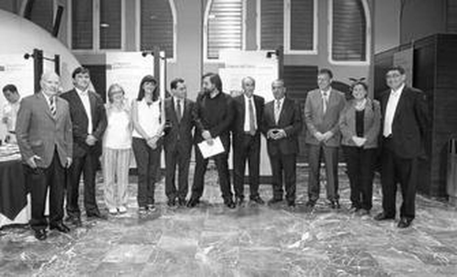 Autoridades asistentes al acto posan junto a los dos premiados de la cuarta edición del Premio de Estudios Iberoamericanos.