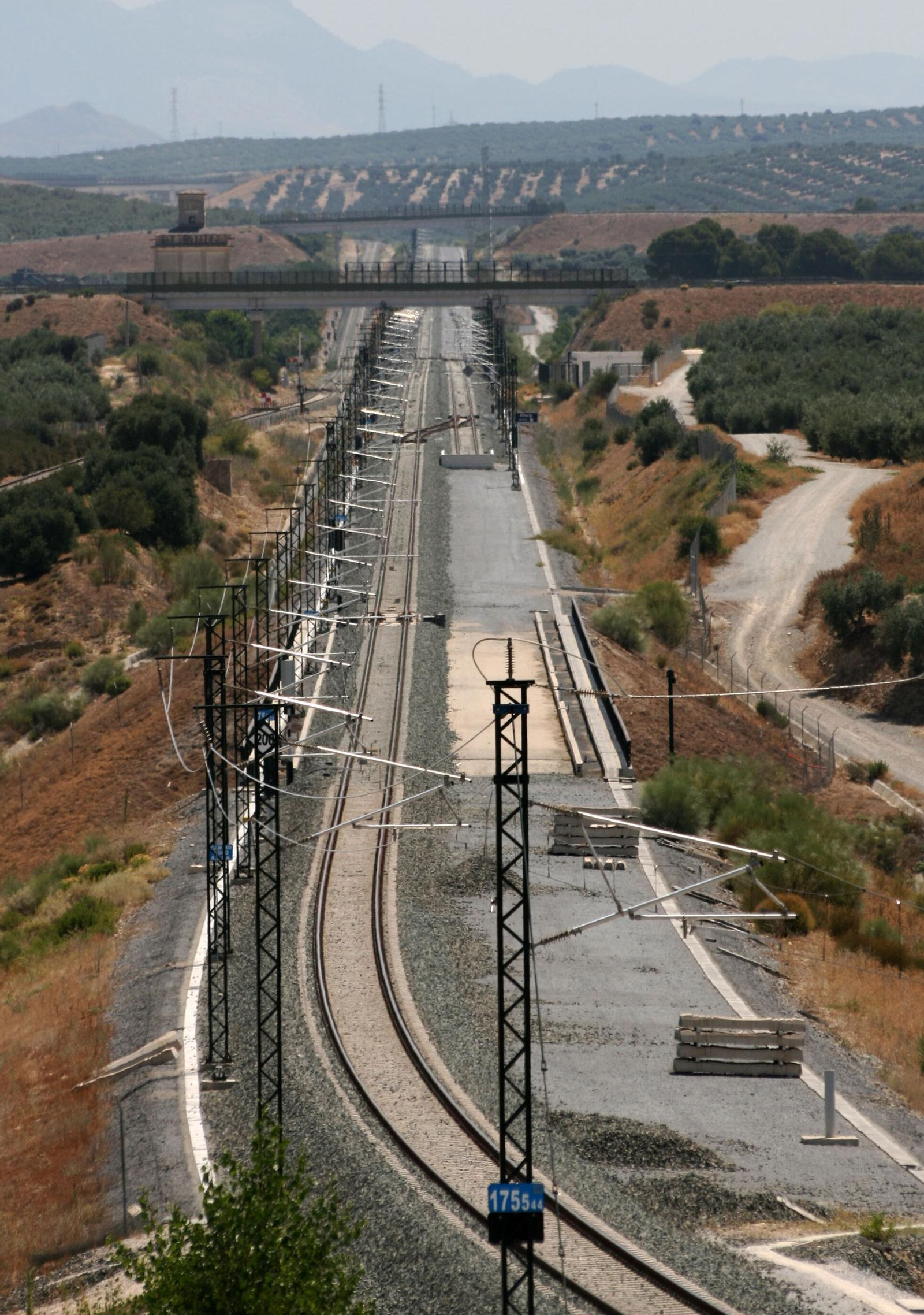 Línea de AVE Granada-Antequera en la bifurcación de Tocón, con la plataforma ya adaptada a la Alta Velocidad a la derecha de la vía
