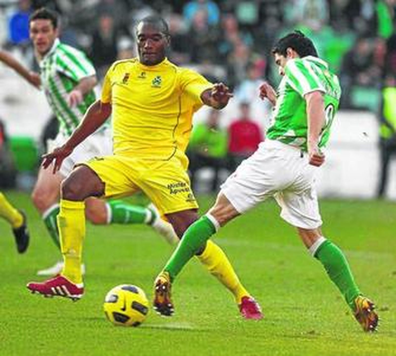 Babin trata de interponerse en un disparo de Jonathan Pereira.