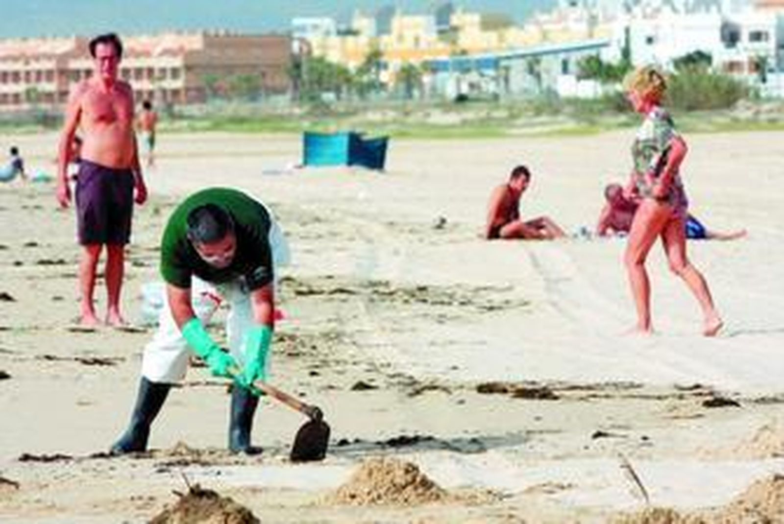 Chapapote en las playas de Tarifa