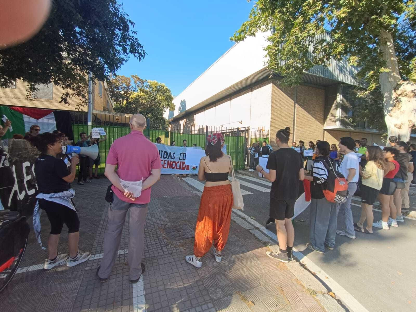 Un grupo de estudiantes a favor de Palestina intenta entrar en el claustro de la US