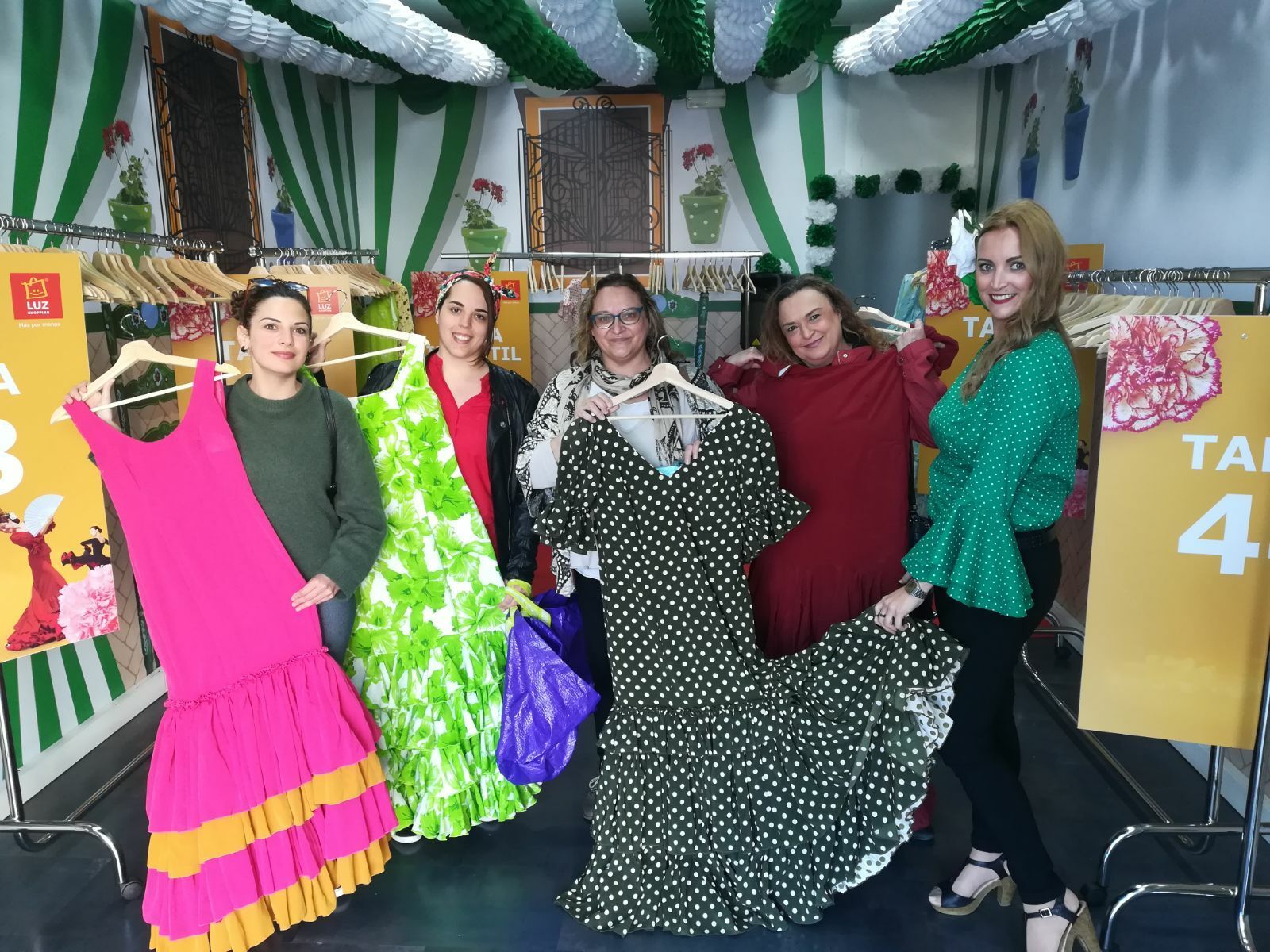 Intercambio de trajes de flamenca en Luz Shopping.