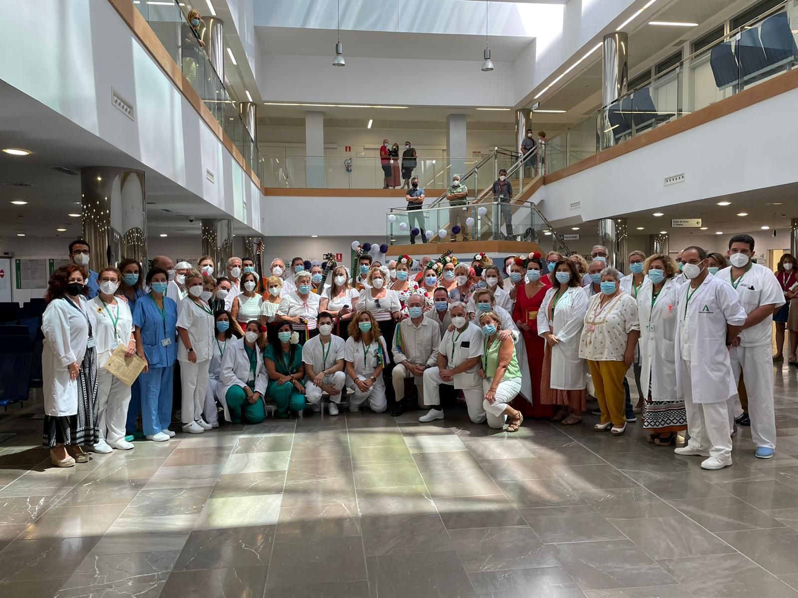 Profesionales del Clínico de Málaga con el alcalde, el coro rociero y la panda de verdiales.