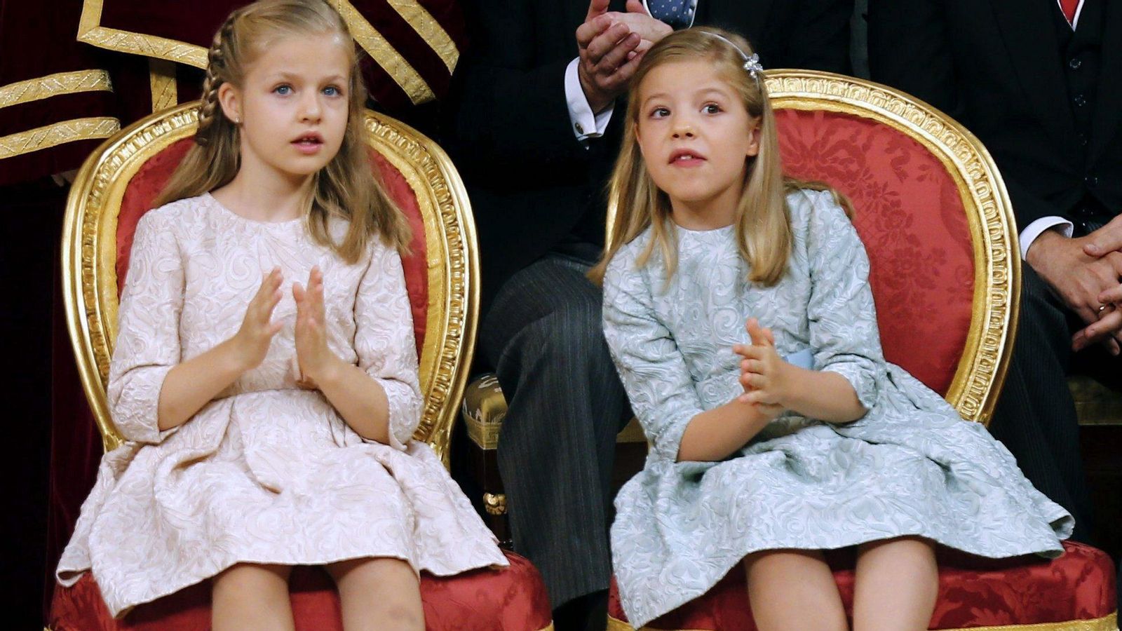 Las entonces infantas Leonor y Sofía en la proclamación como rey de su padre, Felipe VI, en el año 2014 Las entonces infantas Leonor y Sofía en la proclamación como rey de su padre, Felipe VI, en el año 2014