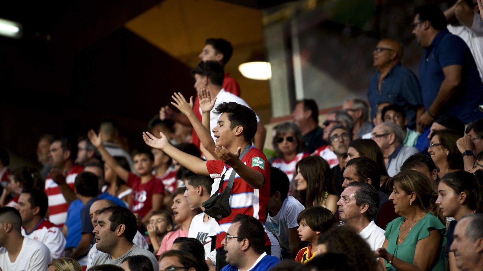 La afición del Granada no pudo ver una victoria en el regreso del Granada a Primera