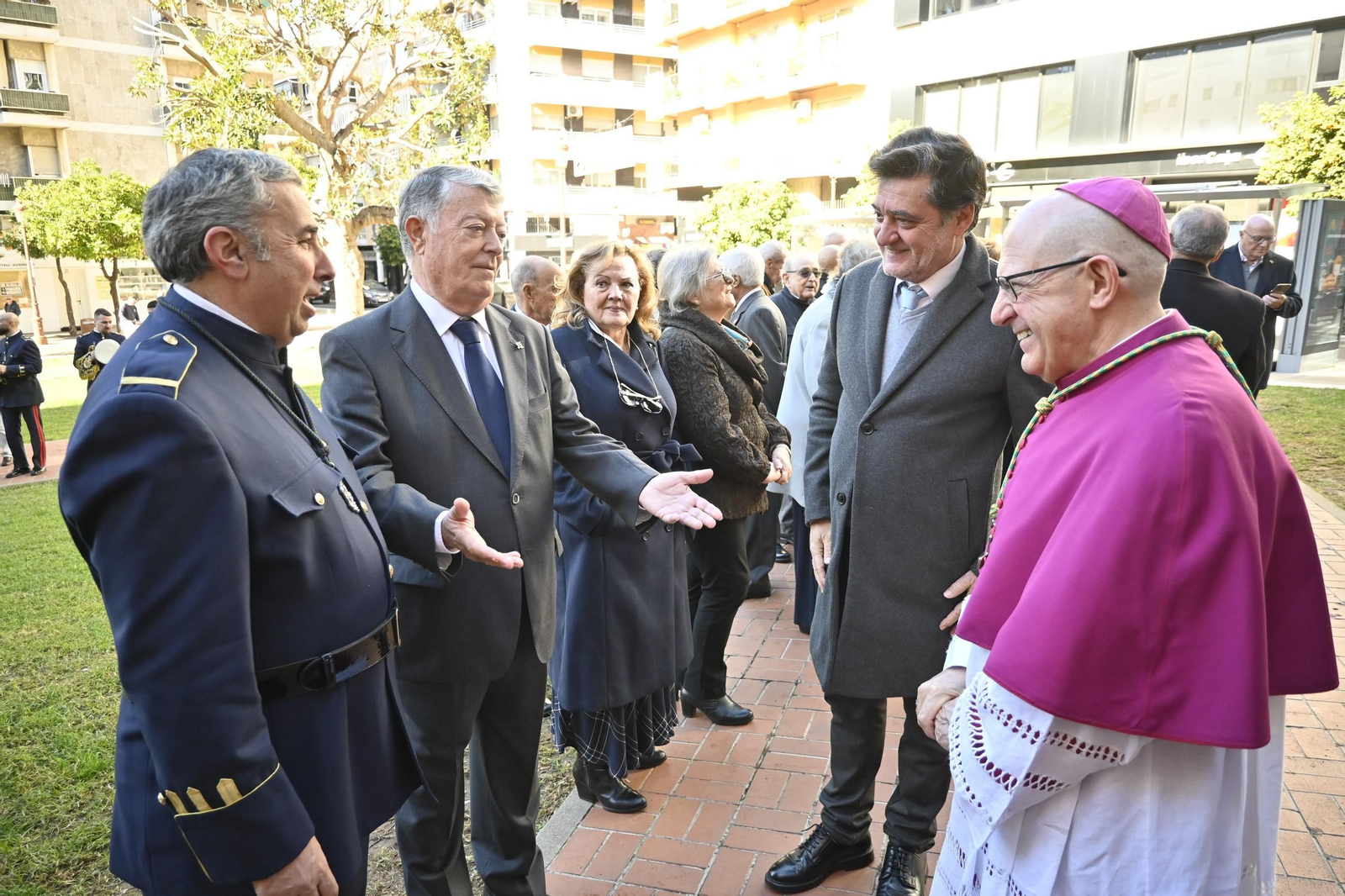 Imágenes de la ofrenda floral por parte de la Comisión del Monumento a la Inmaculada