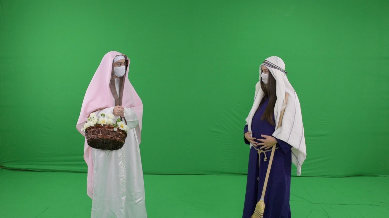 Dos niñas posan en el colegio diocesano Padre Jacobo