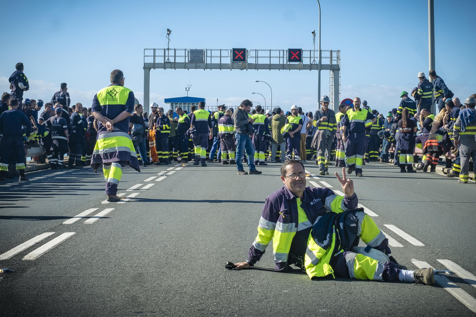 Imágenes de la protesta de las empresas auxiliares de Navantia Puerto Real en el Puente Carranza