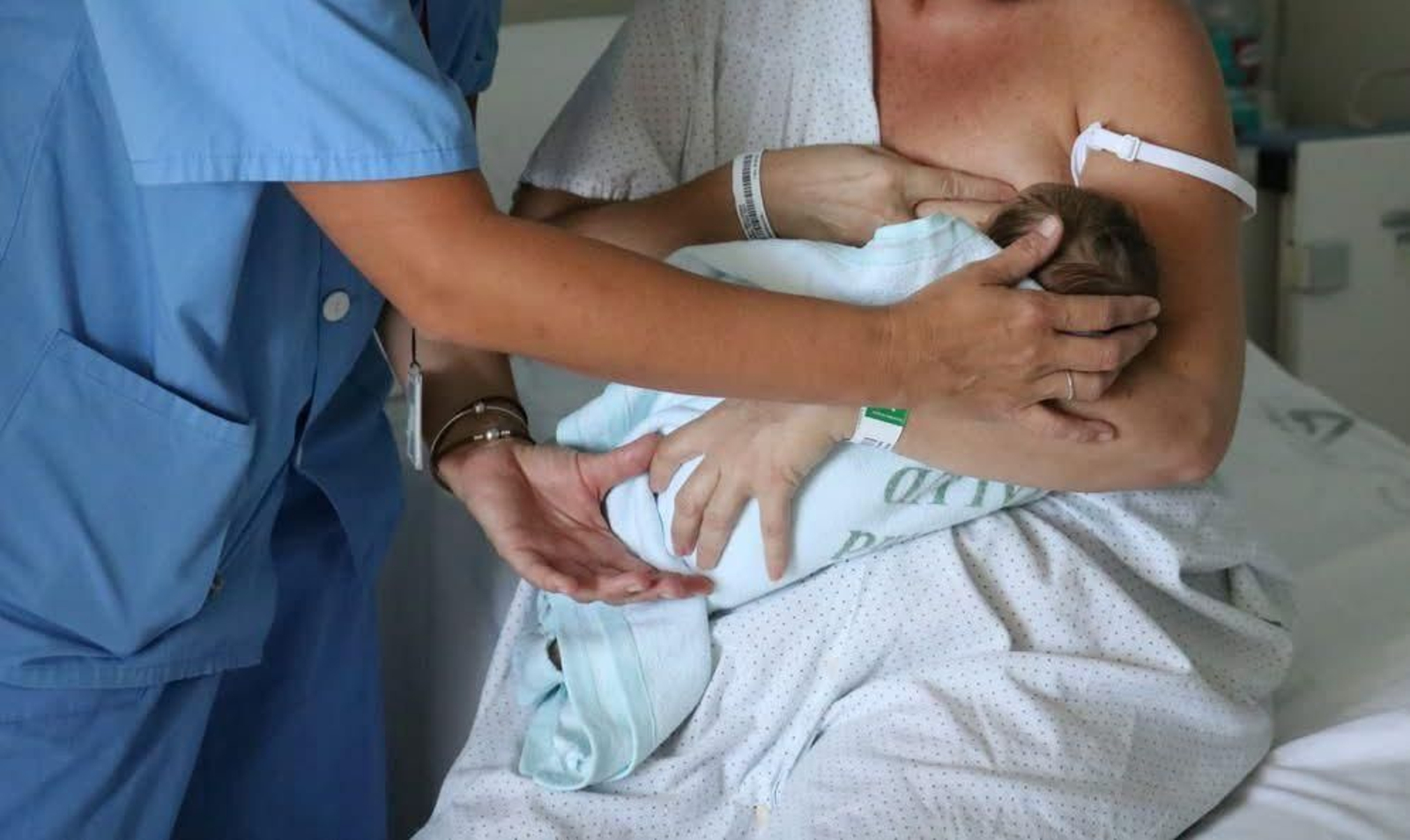 Una madre amamanta a su bebé recién nacido