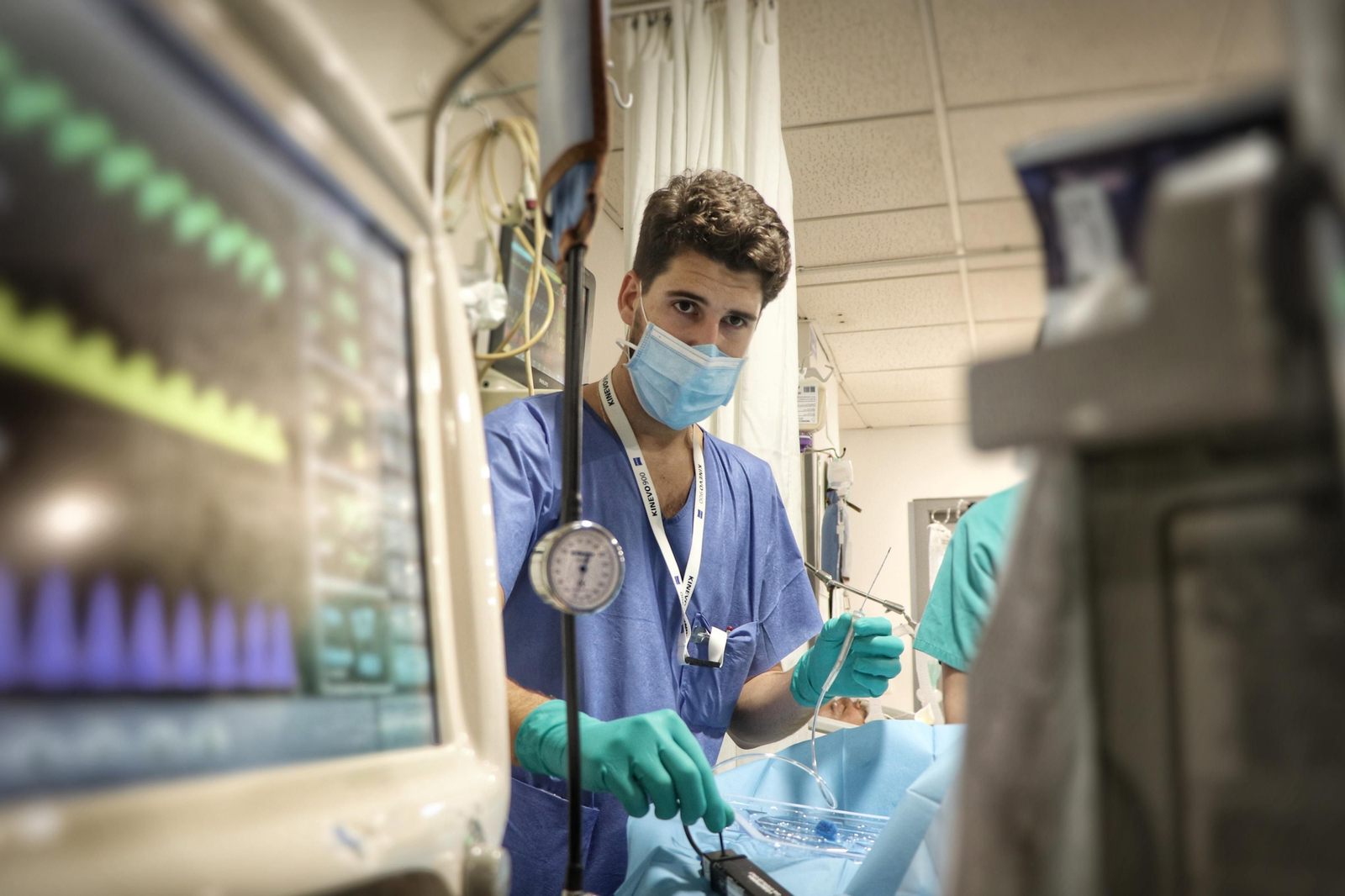 Un profesional de la UCI covid del Reina Sofía.