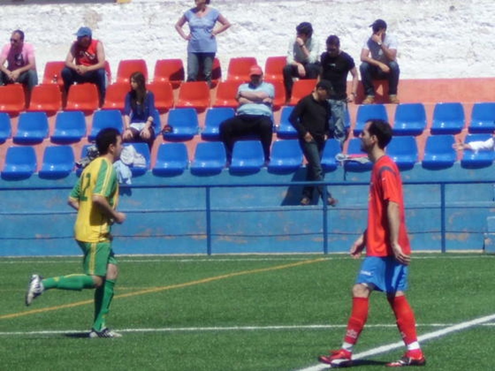 Los barreños, que enlazan cuatro jornadas sin perder, arrancan un punto en Peñarroya y aplazan el descenso al caer el Marinaleda./Fotos:Ernesto Mauris

Foto: Ernesto Mauris