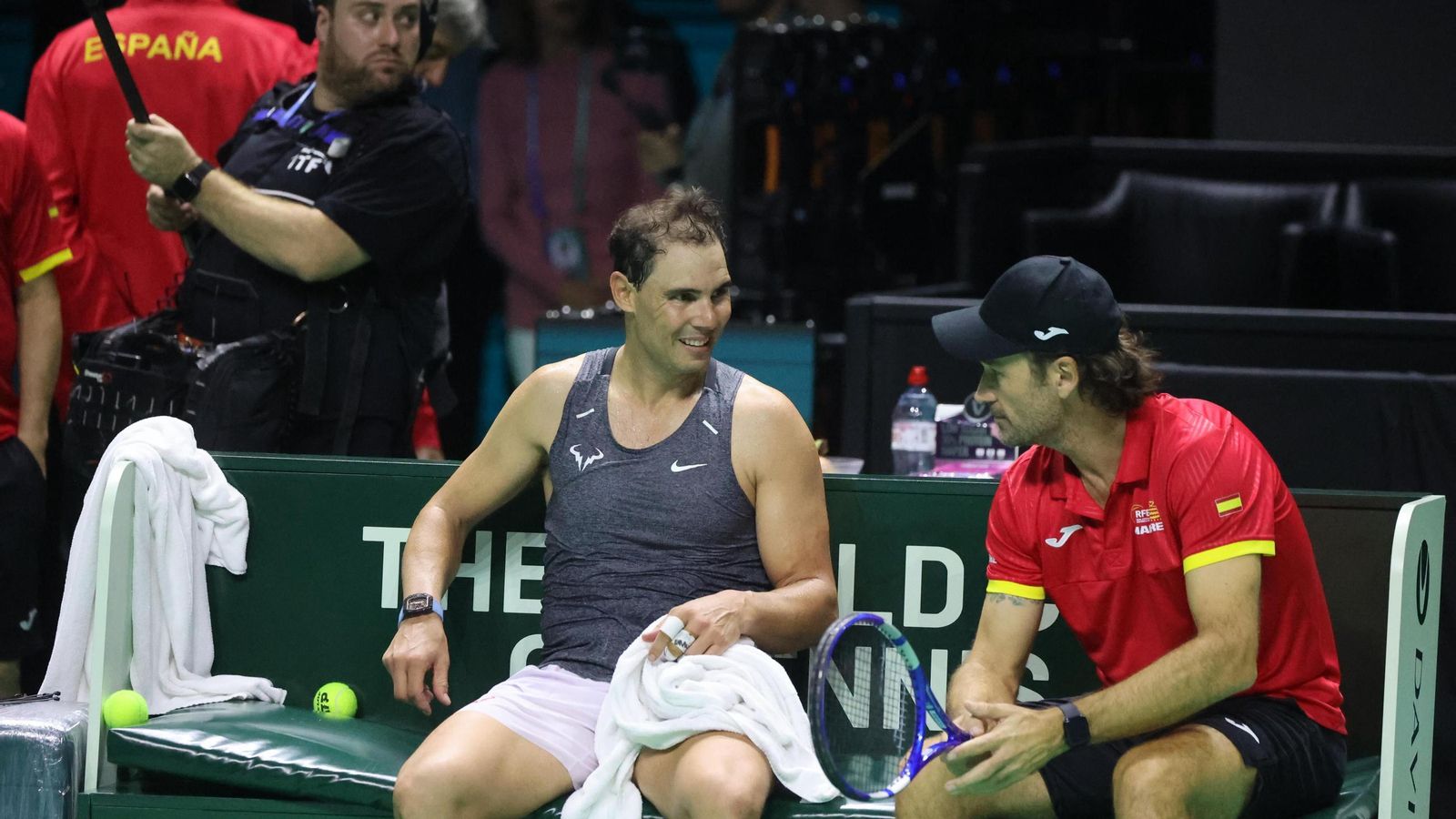 Nadal dialoga con Carlos Moyá.