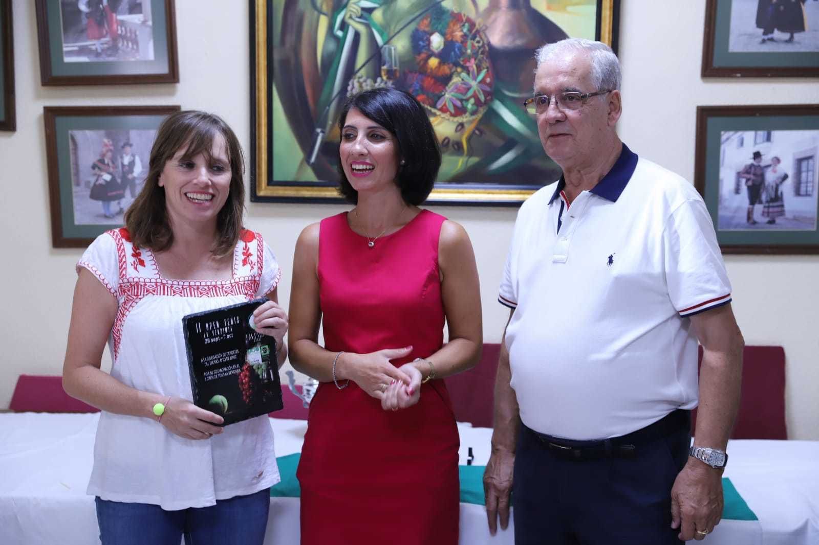 Laura Álvarez, delegada de Deportes, asistió a la entrega de trofeos.