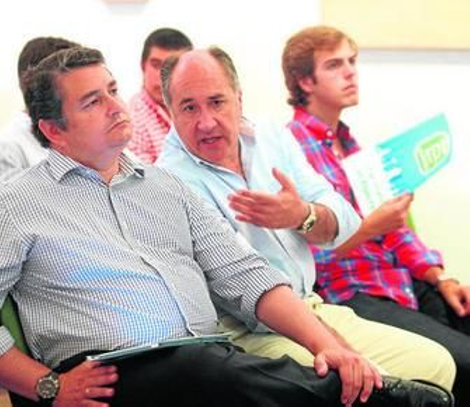 José Ignacio Landaluce conversa con Antonio Sanz y, a la derecha, Javier Vázquez, ayer en el congreso.