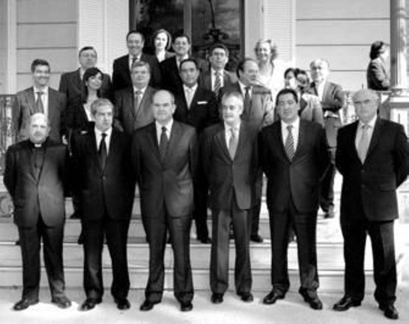 Foto de familia de los presidentes de las cajas y directivos con Manuel Chaves y José Antonio Griñán.
